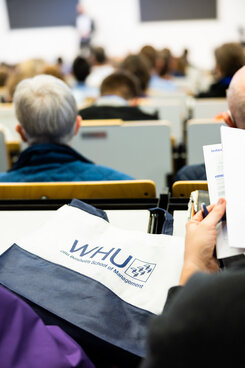 Participants of a Bachelor Open Day are sitting in rows in the lecture hall