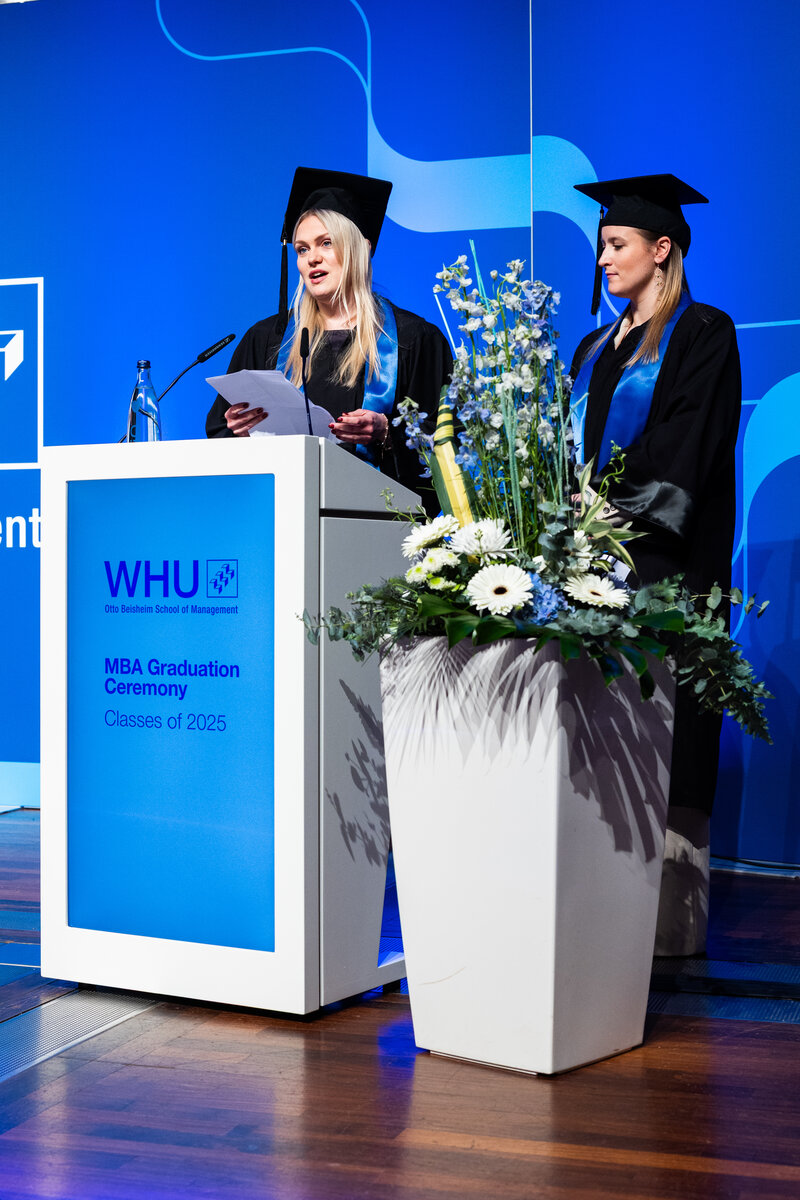 Zwei Absolventinnen halten eine Rede zur WHU MBA Graduation Feier.